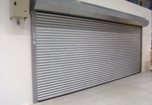 Effektivt brandskydd för företag med brandgardiner och brandjalusier från Jari Safe, anpassade efter verksamhetens behov.