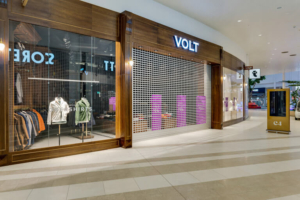 Motordrivna rullgaller i aluminium från Jari Safe, anpassade för skyltfönster och entréer.