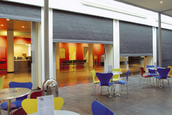 Effektivt tekniskt brandskydd med brandjalusier och brandgardiner, tillverkat i Tibro av Jari Safe.